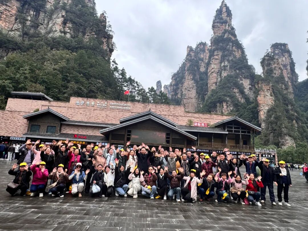 员工在短途团建活动中协作互动